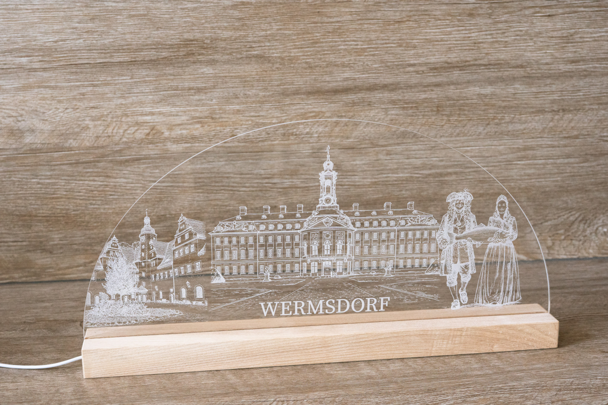 Preview: LED-Acrylglaslampe mit Holzsockel: Gravur von Schloss Hubertusburg und Ortsmotiven, Schriftzug „WERMSDORF“, warmweißes Licht (USB).